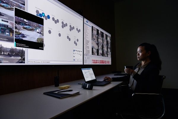 avigilon--acc7--focus-of-attention--security-operator--monitoring--relaxed--1-1
